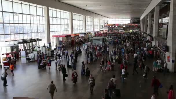 Kursky railway terminal and passengers (also known as Moscow Kurskaya railway) is one of the nine railway terminals in Moscow, Russia — 图库视频影像